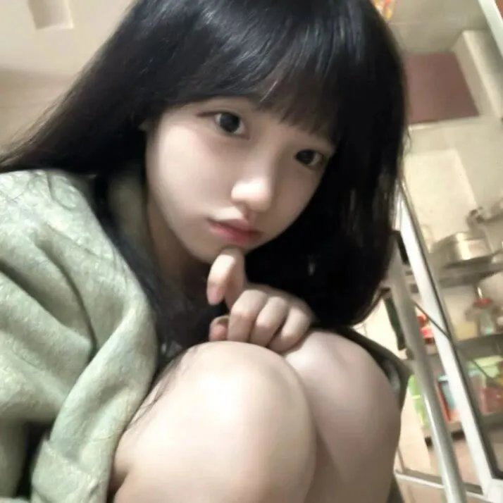 小鬼头上的女人
